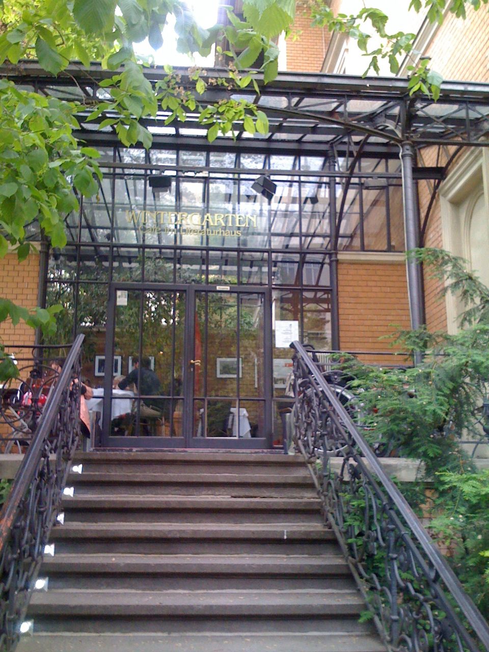 Read more about the article <!--:en-->A Quiet Cafe Oasis the” Wintergarden Literatur Haus”<!--:-->